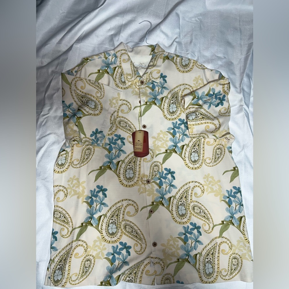 Tommy Bahama Silk Men’s Hawaiian style shirt